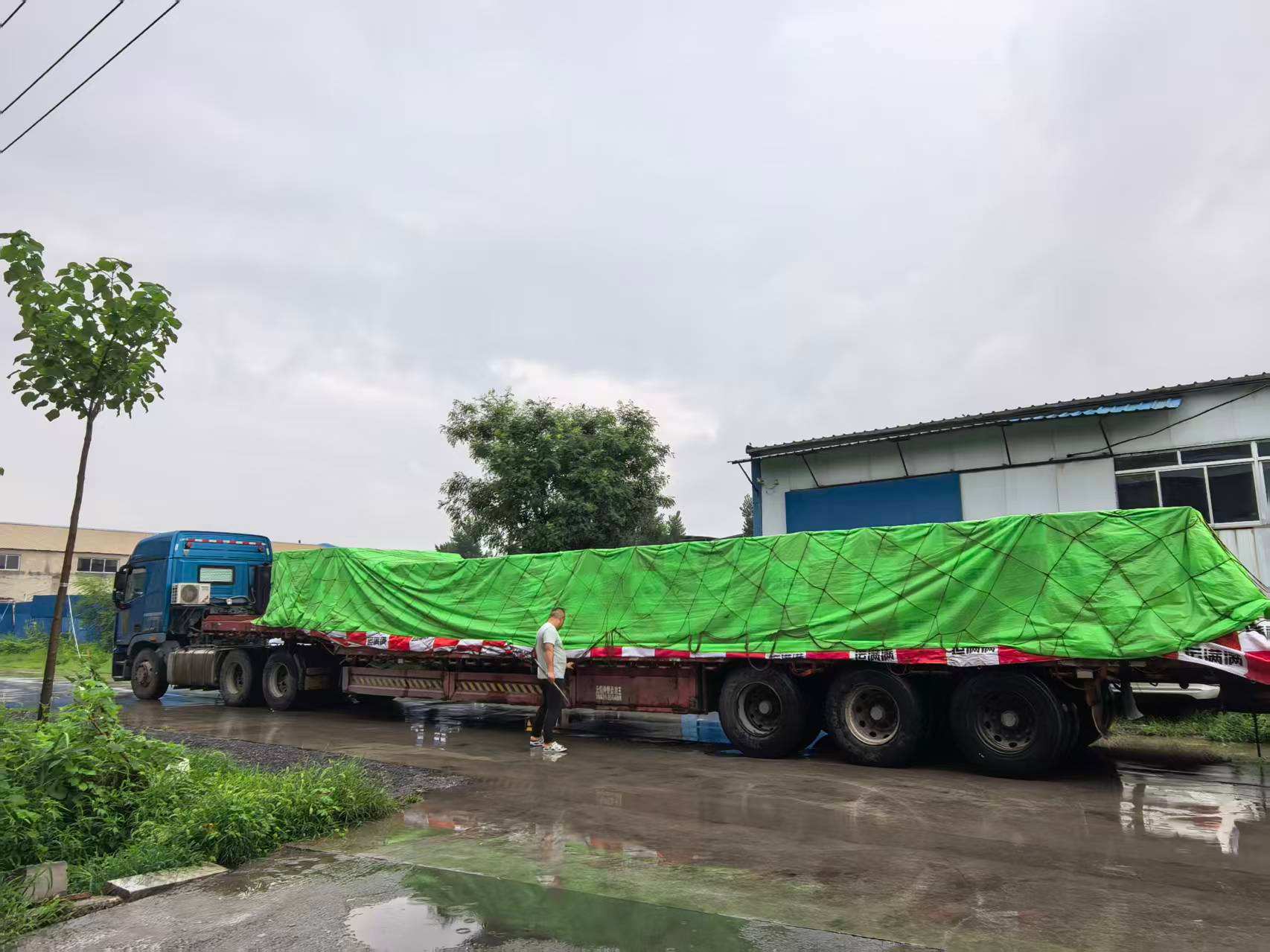 Làm việc sản xuất dưới trời mưa, nguyên liệu đến nhà máy thuận lợi